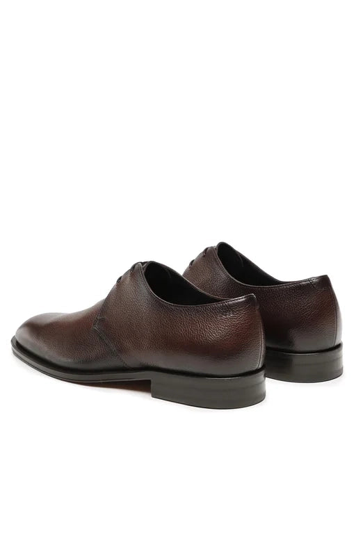 Hugo Boss shoe in Brown color