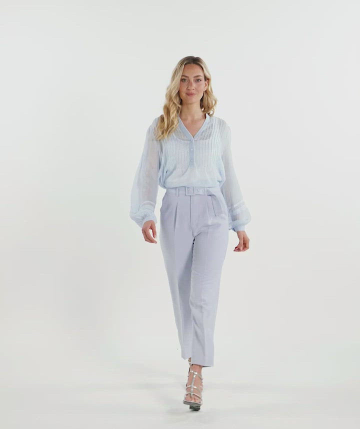 Charger et lire la vidéo dans la visionneuse de la Galerie, Blouse Esqualo de couleur Bleu Pale
